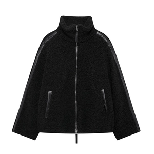 Primer plano de chaqueta de forro polar negro con ribete de piel y cremallera doble