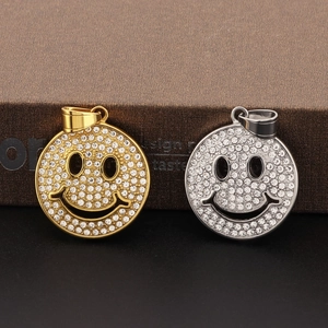 Primo piano di ciondoli hip-hop smiley dorati e argentati con strass scintillanti