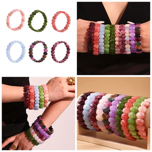 Détails macro de bracelets en pierres naturelles facettées aux couleurs vives