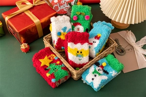Détail de chaussettes de Noël en molleton corail doux avec motifs de fête en 3D