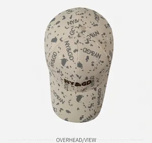 Vue de dessus d'une casquette beige avec motif éclaboussé et lettrage NY&GD brodé