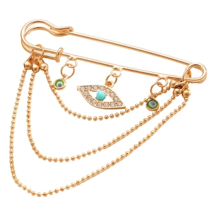 Makroansicht der goldenen Kettenbrosche mit blauem Auge-Anhänger und Strasssteinen