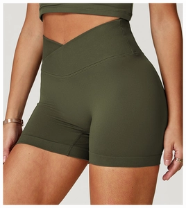 Detailansicht des Crossover-Bunds der olivgrünen, nahtlosen Ripp-Yoga-Shorts