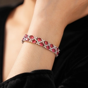Nahaufnahme eines eleganten zweilagigen Blumenarmbands mit roten Rubinen und Zirkonia
