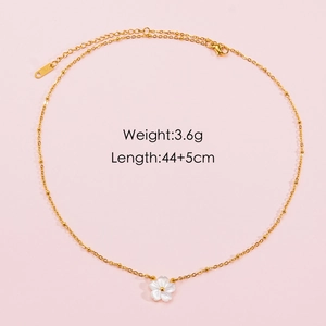 Collana a fiore in acciaio inossidabile dorato con ciondolo di conchiglia su rosa