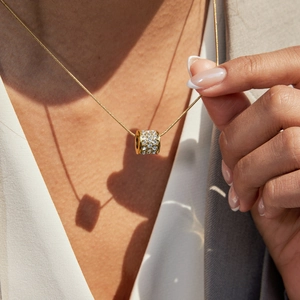 Halskette aus 18K vergoldetem Edelstahl mit glitzerndem Zylinderanhänger für Damen