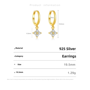 Macro detail of S925 silver gold clover earrings with dimensions and weight specs