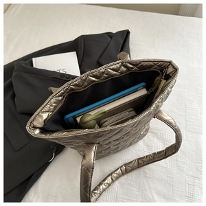 Sac fourre-tout matelassé bronze avec intérieur spacieux pour ordinateur portable
