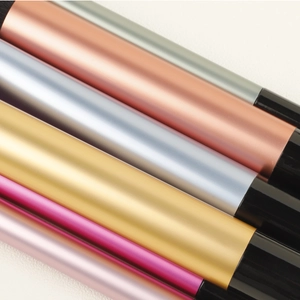 Detailansicht der bunten matten Metallzwingen von Make-up-Pinseln mit schwarzen Griffen