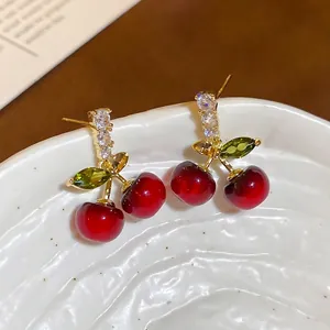 Boucles d'oreilles cerises rouges en résine avec cristaux de zircon vert et blanc