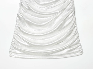 Détail du tissu en maille froncée argentée avec texture scintillante et plis drapés