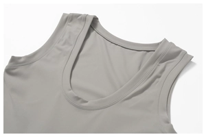 Détail d'une robe de sport grise montrant l'encolure en U et les coutures renforcées
