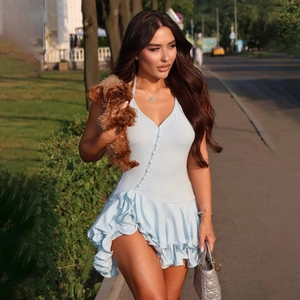 Mini robe dos nu bleu clair sexy avec col en V, volants et dos ouvert pour femme