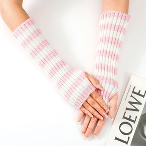 Dettaglio di manicotti in maglia a righe rosa e bianche con trama a costine