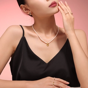 Élégant ensemble de collier à pendentif doré vintage et perles d'eau douce pour femme