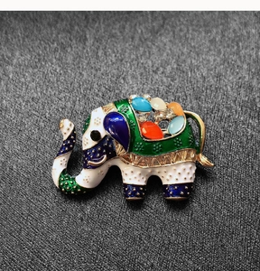 Prachtige olifant emaille strass broche, levendige kleurrijke details, stijlvol accessoire.