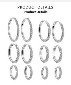 Dettaglio di diverse dimensioni di orecchini huggie in argento con zirconi cubici