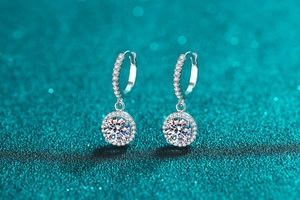 Détail macro de boucles d'oreilles halo en argent S925 serties de pierres moissanite