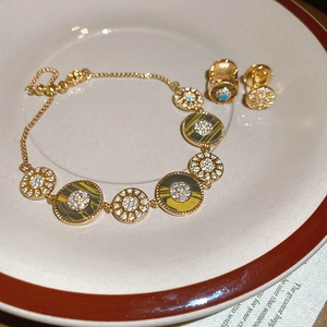 Detail von 18K vergoldetem Sonnenarmband und Ohrring-Set mit Zirkonia und Perlmutt