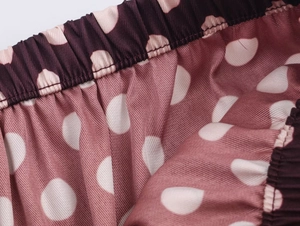 Detailansicht von rosa gepunktetem Stoff mit elastischem Bund und Twill-Textur