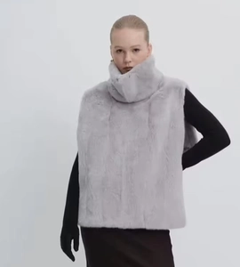 Vista dettagliata del gilet in ecopelliccia grigia con collo alto e design senza maniche