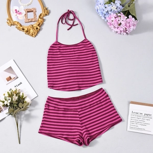 Flachliegendes Detail von gestreiftem Rippstrick-Halter-Top und passenden Shorts