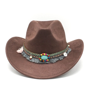 Détail d'un chapeau de cowboy marron foncé avec perle turquoise et bande tissée