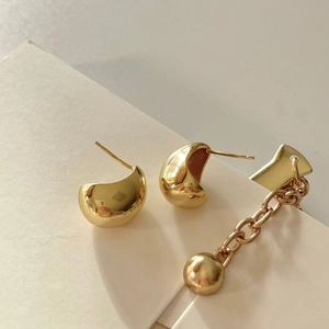 Orecchini a C minimalisti in argento 925 placcato oro con catena e pendente a sfera