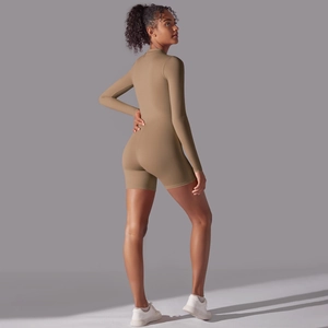 Dettaglio della cerniera posteriore e vestibilità aderente della tutina da yoga kaki