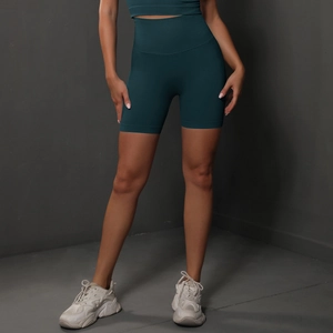 Gros plan du short de yoga vert foncé sans couture avec détail en maille élastique