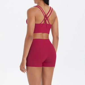 Détail de l'ensemble de yoga bordeaux avec bretelles croisées et short taille haute