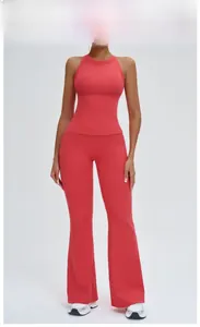Détail de l'ensemble de yoga rouge framboise à côtes avec haut licou et pantalon évasé
