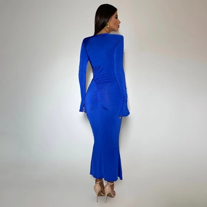 Detalle del diseño fruncido en la espalda y mangas acampanadas de este vestido largo azul
