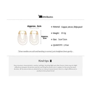 Vue détaillée de boucles d'oreilles perles multicouches avec cuivre doré et zircon