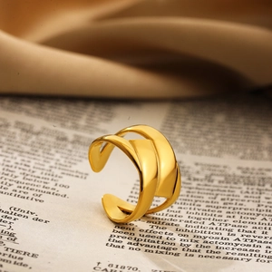 Macro-opname van een gedraaide gouden holle open ring op een vintage boekenpagina