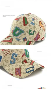 Detalle del bordado de letras coloridas y hebilla metálica en la gorra de béisbol
