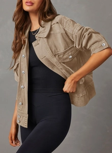 Damen Utility-Jeansjacke in Khaki mit langen Ärmeln, Knopfleiste und Pattentaschen