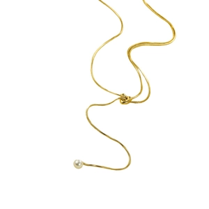 Collier chaîne serpent dorée classique avec une perle ronde blanche sur fond blanc
