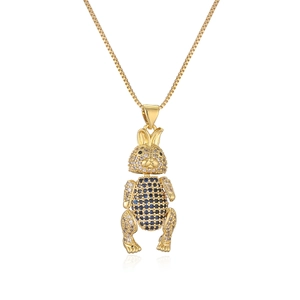 Collana con coniglio articolato placcata in oro e zirconi blu e bianchi su fondo bianco