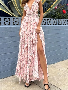 Elegante abito lungo a fiori con scollo a V profondo, tagli in vita e spacco con volant