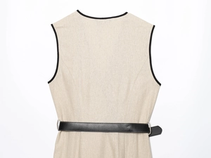 Detail des beige ärmellose Kleid mit schwarzer Paspelierung und Leder Taillengürtel