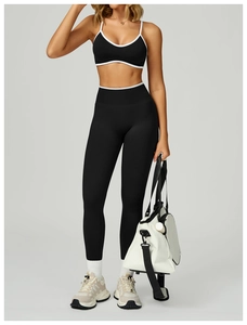 Vue complète de l'ensemble de yoga noir avec liseré blanc et tissu élastique moulant