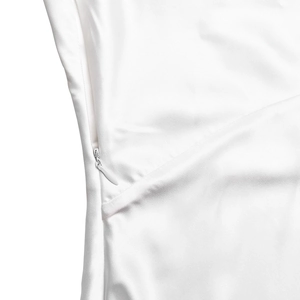Vue détaillée d'une fermeture éclair invisible sur une robe en satin blanc élégante