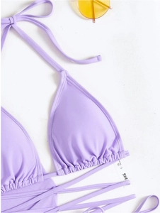 Detail eines hellvioletten Neckholder-Bikini-Tops mit Webstruktur und Größenetikett S