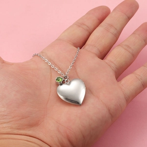 Polierte Herz-Medaillon-Halskette in Silber mit grünem Geburtsstein und glänzender Box-Kette