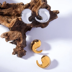 Orecchini a goccia lucidi in oro 18 carati e argento su decorazione in legno