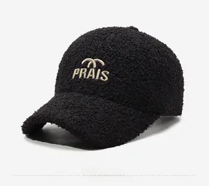 Gros plan sur une casquette sherpa noire avec broderie 3D et texture bouclée douce