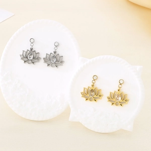 Vue détaillée de boucles d'oreilles lotus évidées avec gouttes de cristal sur socles