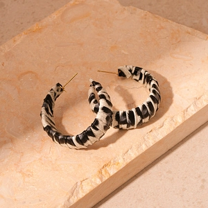 Boucles d'oreilles créoles en similicuir à motif zèbre sur socle en marbre
