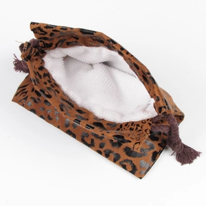 Dettaglio del sacchetto per gioielli leopardato con fodera bianca e coulisse a nappe